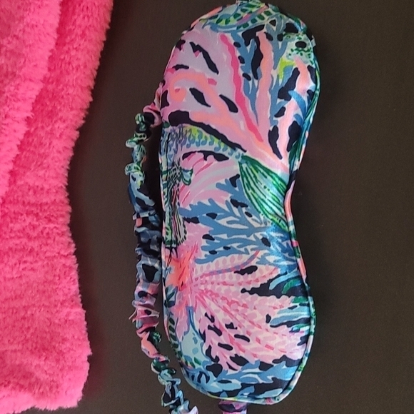 PAMPERING Set w Sleep Mask & Fuzzy Socks - Picture 2 of 5